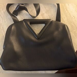 Bottega veneta point leather shoulder bag “v bag” in black.